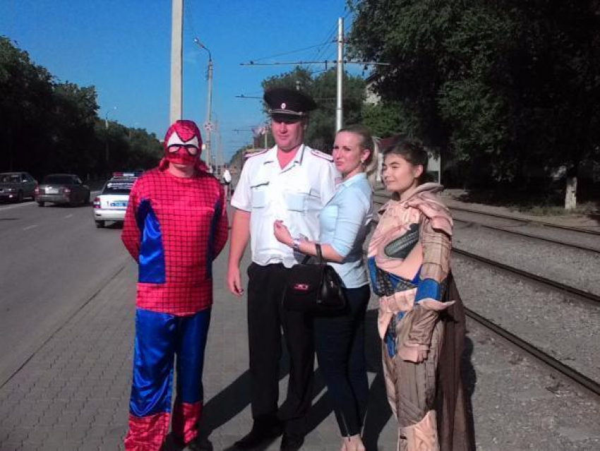 В Волжском сотрудники полиции вместе с супергероями  борются с нарушителями на дороге