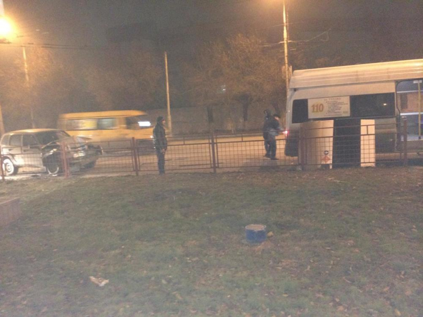 В Волгограде водитель «Нивы» врезался в маршрутку с пассажирами