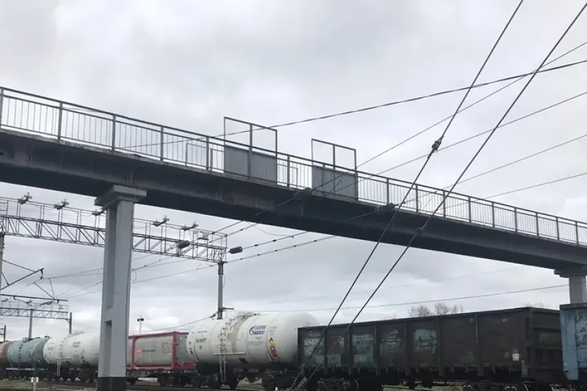 Отремонтировали пешеходный мост на станции «Волжский»