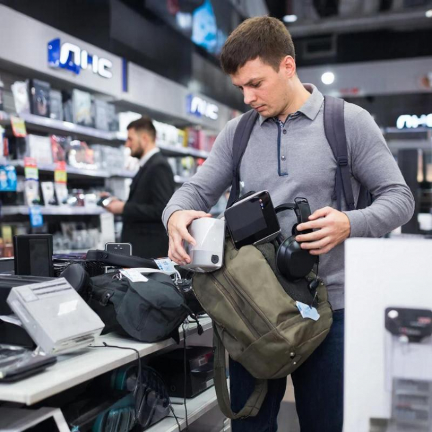 Рецидивист из Волжского обворовал «ДНС» и «М.Видео» на 100 тысяч рублей