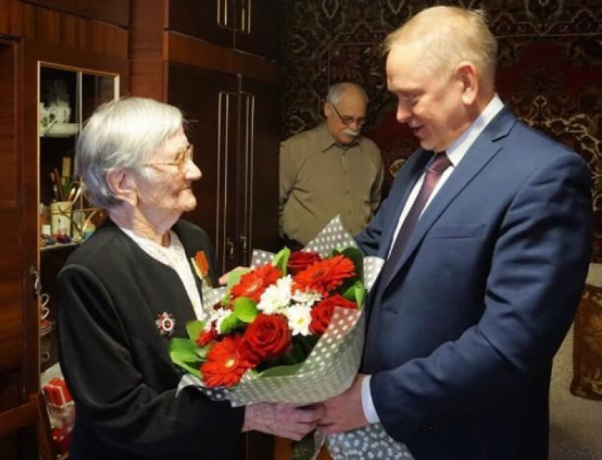 Мэр Волжского лично поздравил защитницу Сталинграда