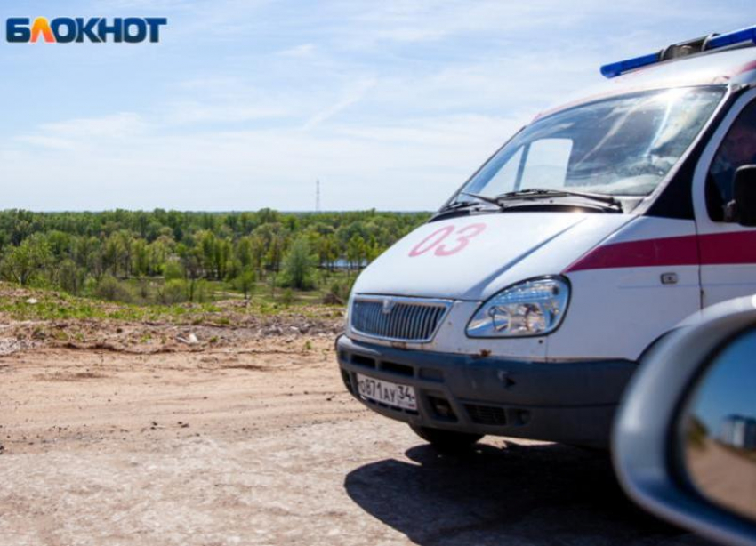Иномарка насмерть сбила пешехода на трассе в Волгоградской области
