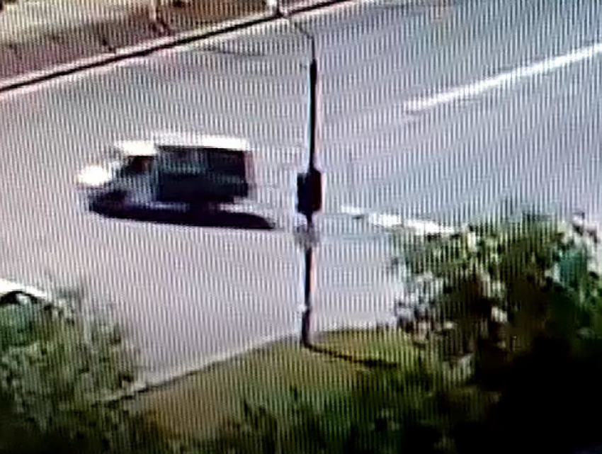 Появилось видео, как «Газель» транспортной компании потеряла важную корреспонденцию в Волжском