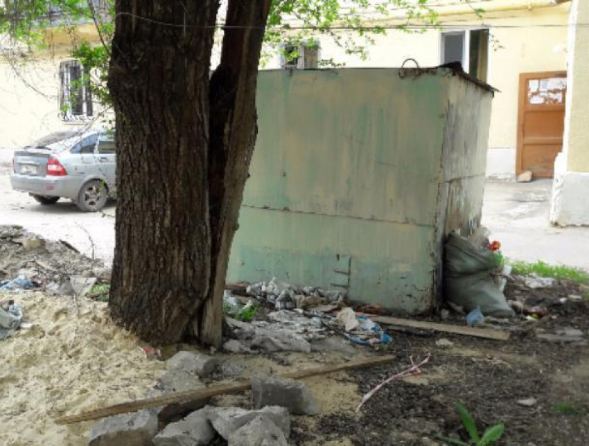 Коммунальщики оставили строительную свалку после недоделанного капремонта в Волжском
