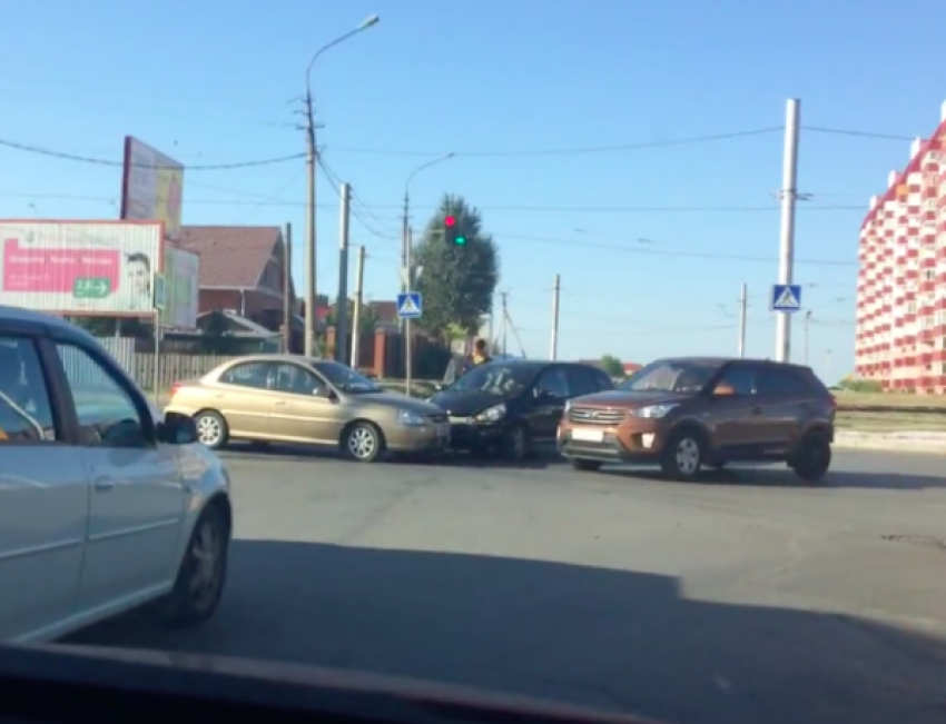 Автовладельцы замерли в пробке из-за столкновения машин в Волжском