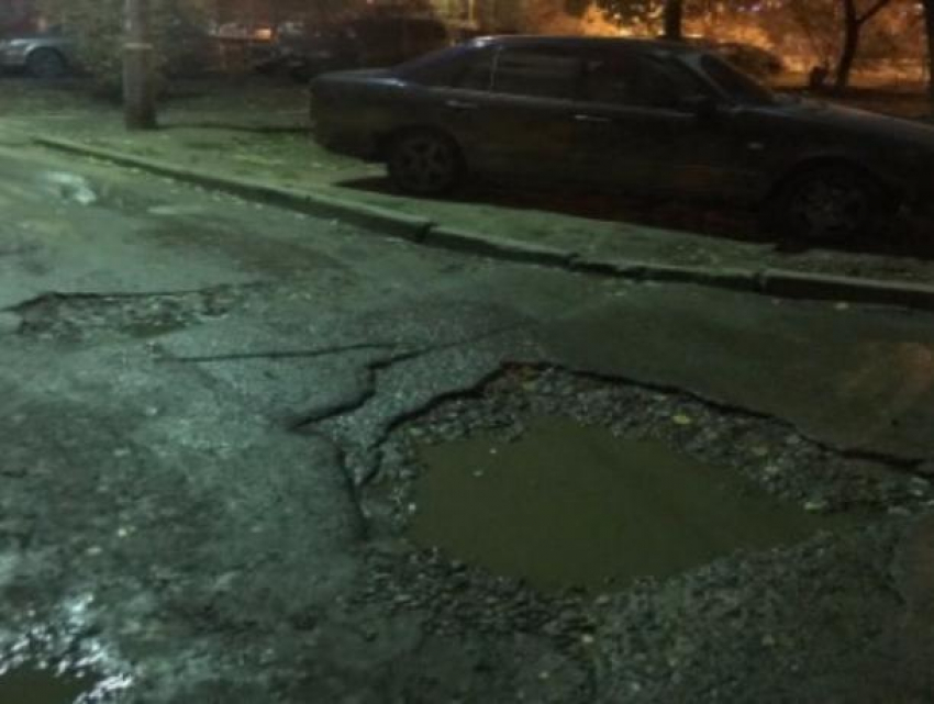 На убитую внутриквартальную дорогу волжане пожаловались властям