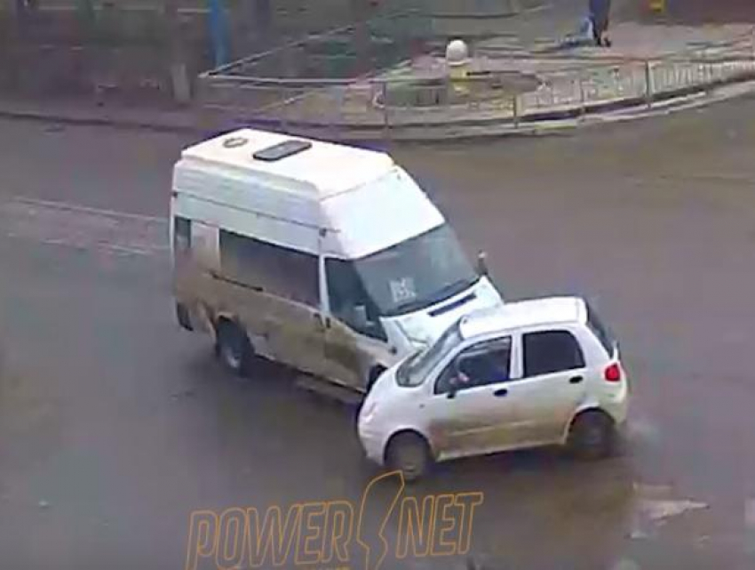 Маршрутка №159 и Daewoo Matiz столкнулись в Волжском на перекрестке