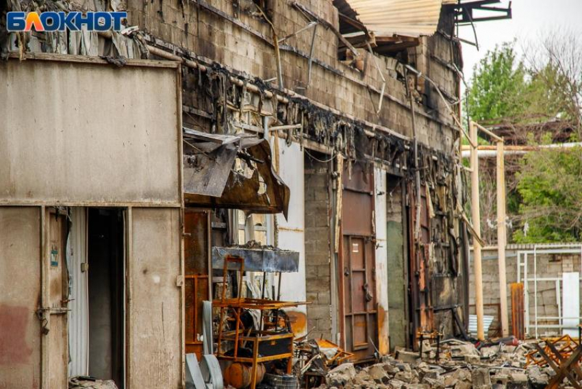 Возгорание из-за проводки: деревянная постройка сгорела в Волжском