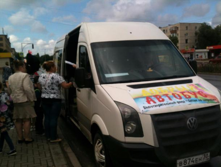 По улицам Волжского прошел благотворительный «Добрый автобус» в помощь онкобольным детям