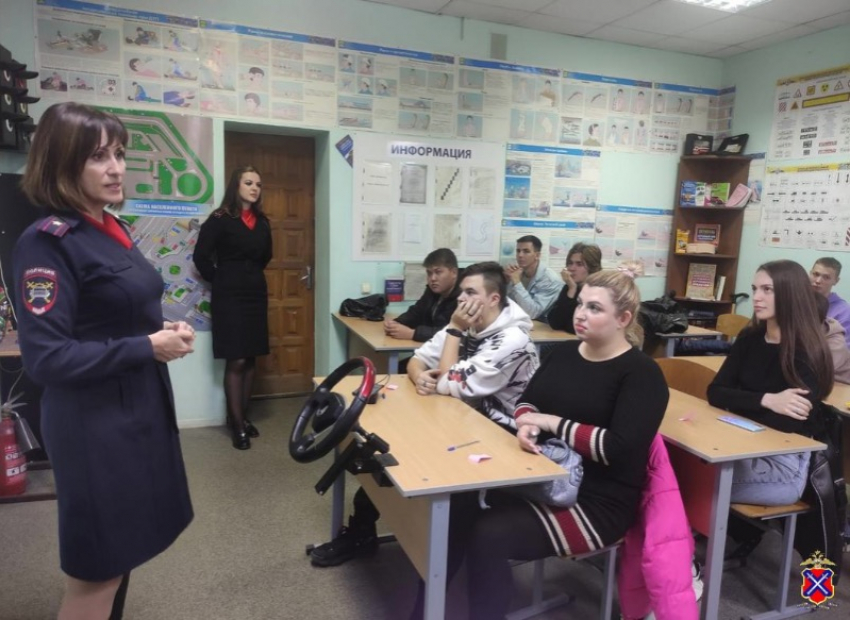 Сотрудники Госавтоинспекции провели мероприятие для курсантов Автошкол в Волжском