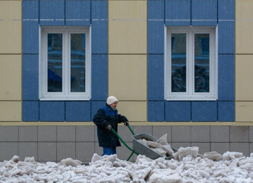 За снег и лед около зданий организации Волжского получили 118 предписаний