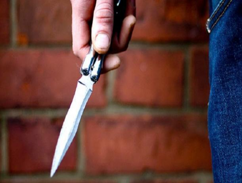 Пьяного дебошира в Волжском за мат порезали перочинным ножом