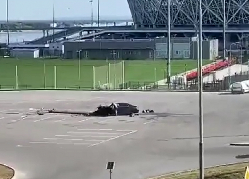 На парковке стадиона в Волгограде легковушка снесла столб