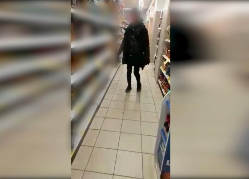 «Бесов изгоняет»: странного покупателя заметили в магазине в Волжском 