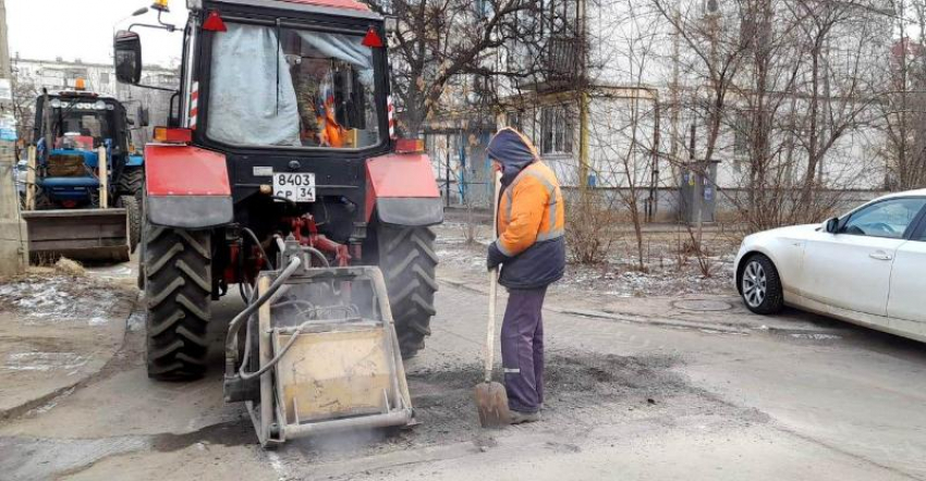 В Волжском ускорили ямочный ремонт дорог с использованием литого асфальтобетона