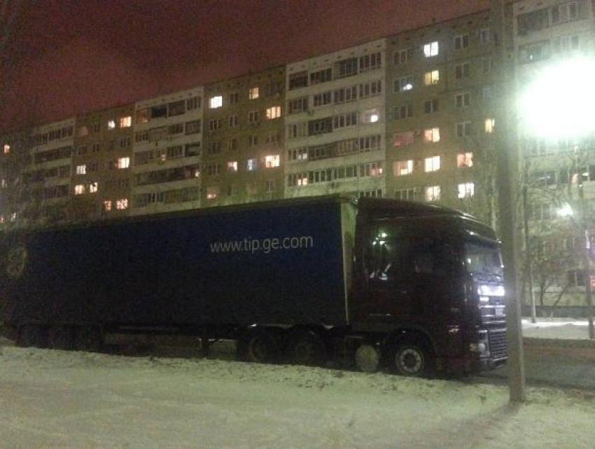 В Волжском нашли 14 большегрузов и маршруток, ночующих возле дороги