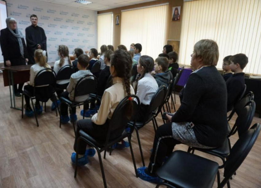 Первыми посетителями Музея православной книги в Волжском стали школьники
