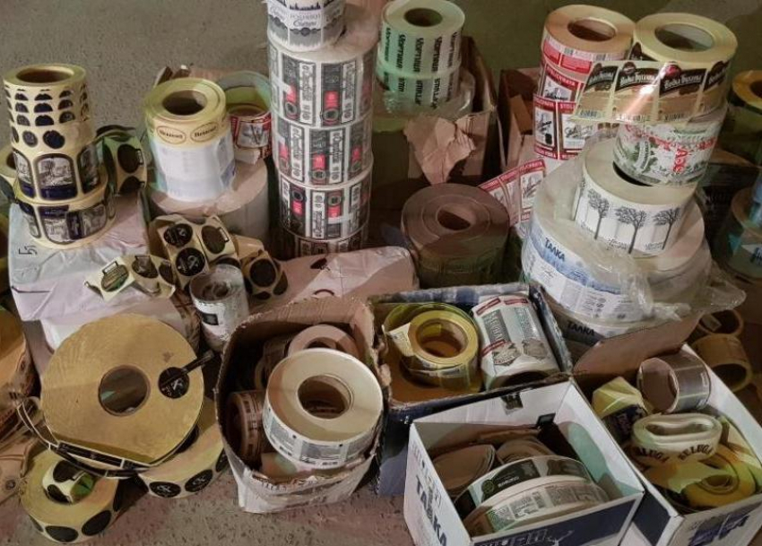 Чем травили любителей выпить: волгоградцев осудили за продажу контрафакта на 22,3 млн рублей