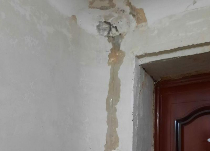 Течет крыша и топит коридор: как живут жители Волжского