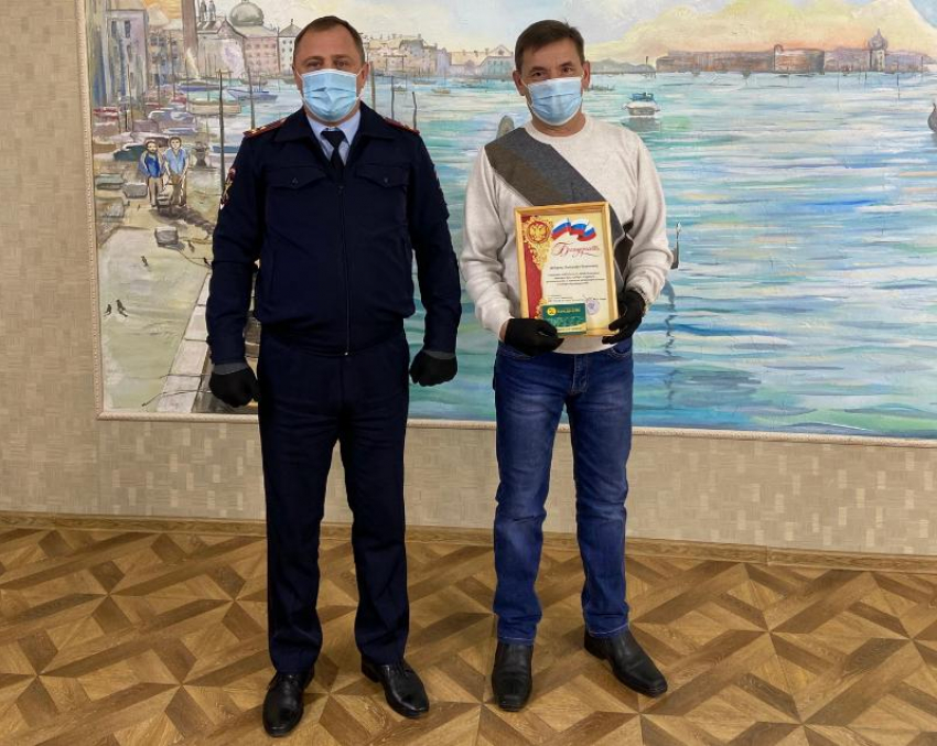 Жителя Волжского поблагодарили полицейские за помощь в раскрытии престпуления