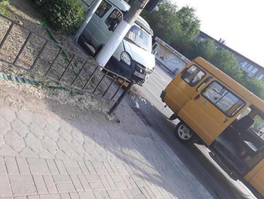 В центре Волжского столкнулись две маршрутки