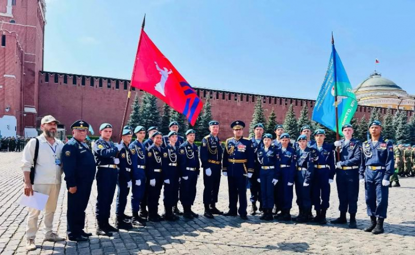 Курсанты из Волжского прошли по Красной площади в День ВДВ