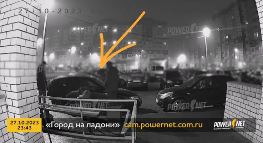 Мужчину зарезали у подъезда в Волжском: видео