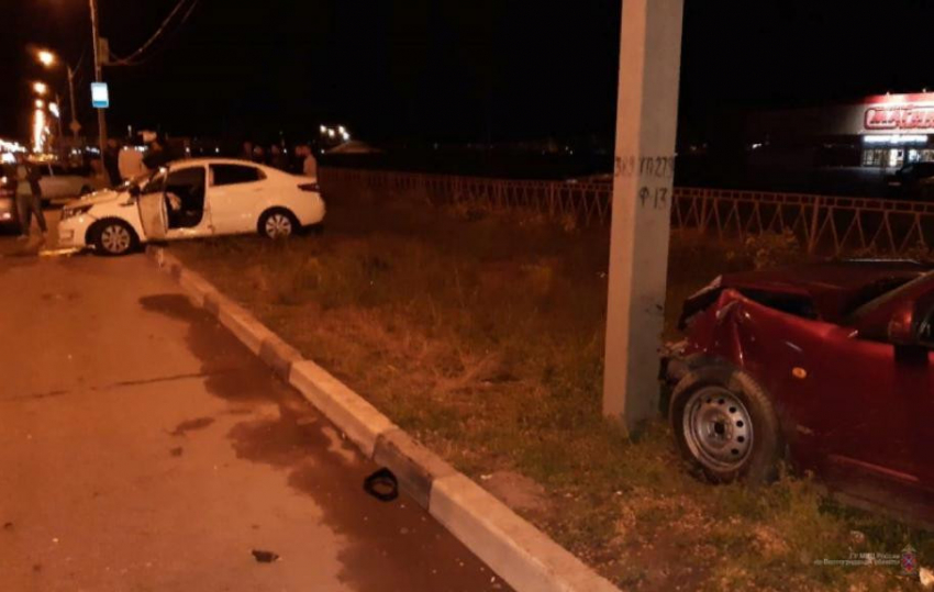 Появилось видео ДТП в Волжском с двумя пострадавшими