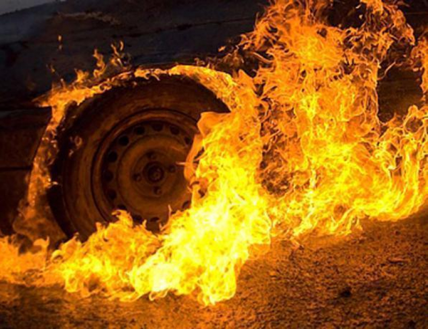 Хулиганы подожгли колесо «Газели» в Волжском