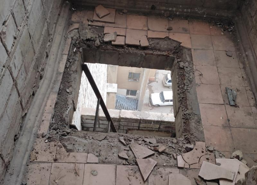 «Упадешь - живым не останешься»: в общежитии в Волжском украли люки