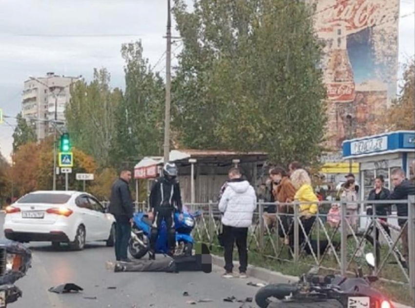 «Удар был мощнецким»: страшная авария с мотоциклистом в Волжском