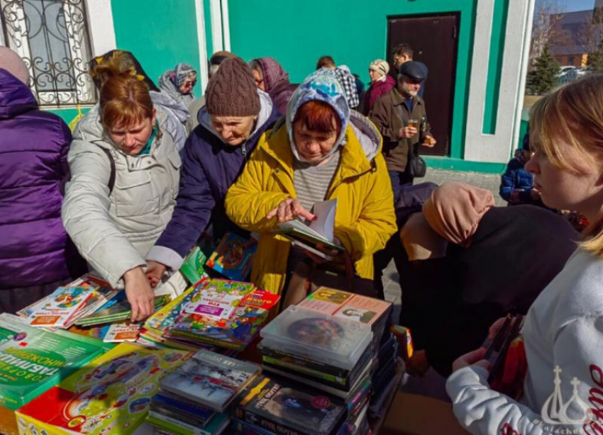 В Волжском храме бесплатно раздавали книги