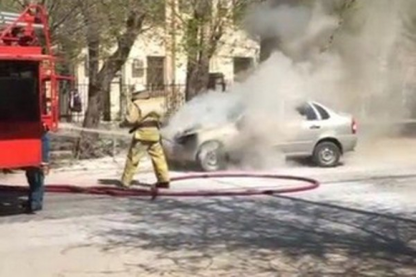 В Волжском у здания суда загорелась «Лада Калина»