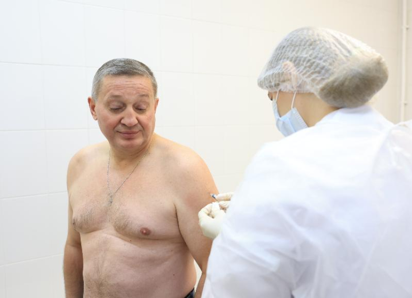 Андрей Бочаров сделал прививку от гриппа и призвал жителей Волгоградской области вакцинироваться