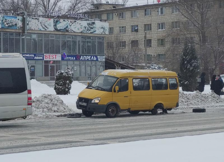 В Волжском у маршрутки с пассажирами отвалилось колесо в центре города