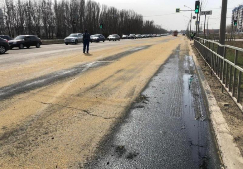 В Волжском виновнику 3-х аварий из-за разлитого на дороге масла придется возмещать и экологический ущерб