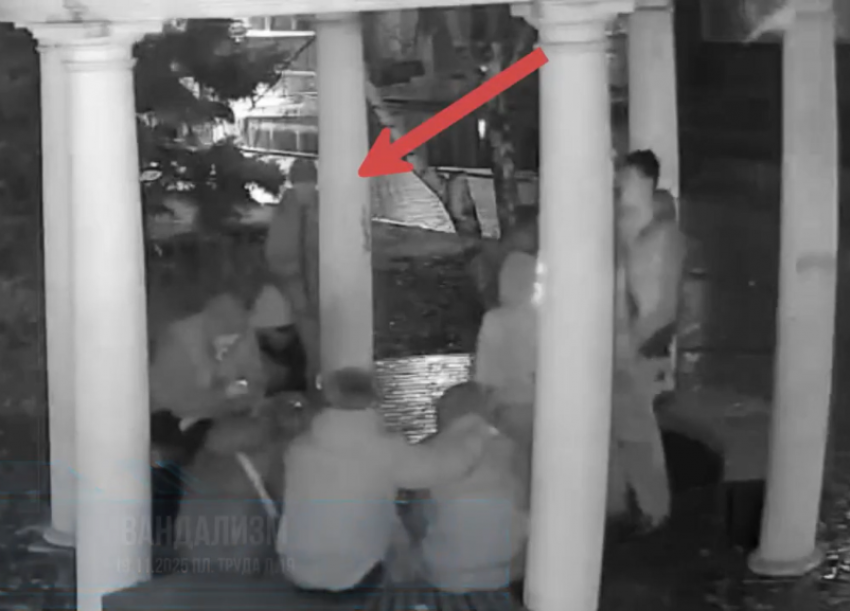 Подростки изрисовали ротонду на площади Труда в Волжском: видео