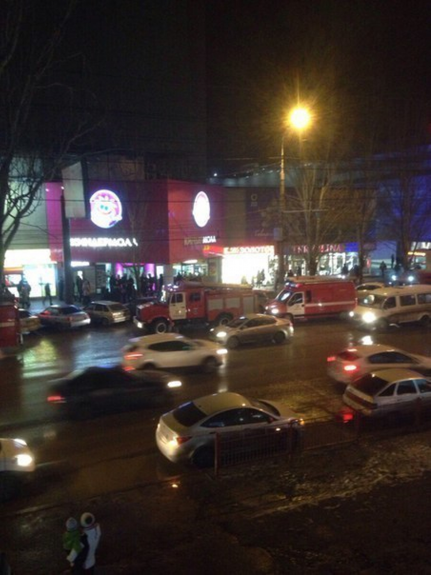 Из здания «Киндер Молла» в Волгограде экстренно эвакуировали посетителей