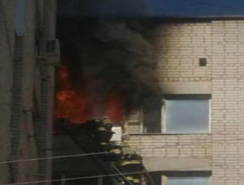 В многоэтажке Волжского полыхает квартира: на месте семь пожарных машин и три «скорых»