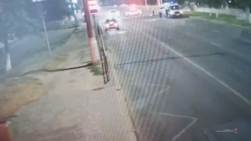 Проехал на красный и врезался другое в авто: страшная авария попала на видео в Волгограде