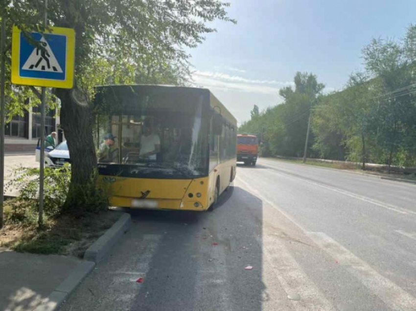 В аварии с автобусом пострадал человек на дороге в Волжском