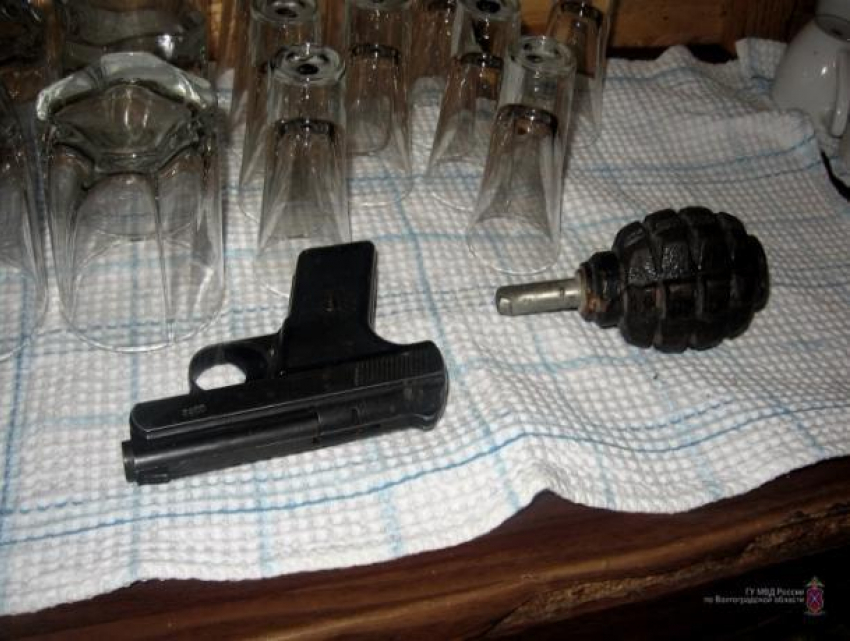 Пьяный террорист из Волжского с пистолетом и гранатой угрожал взорвать кафе в Камышине 