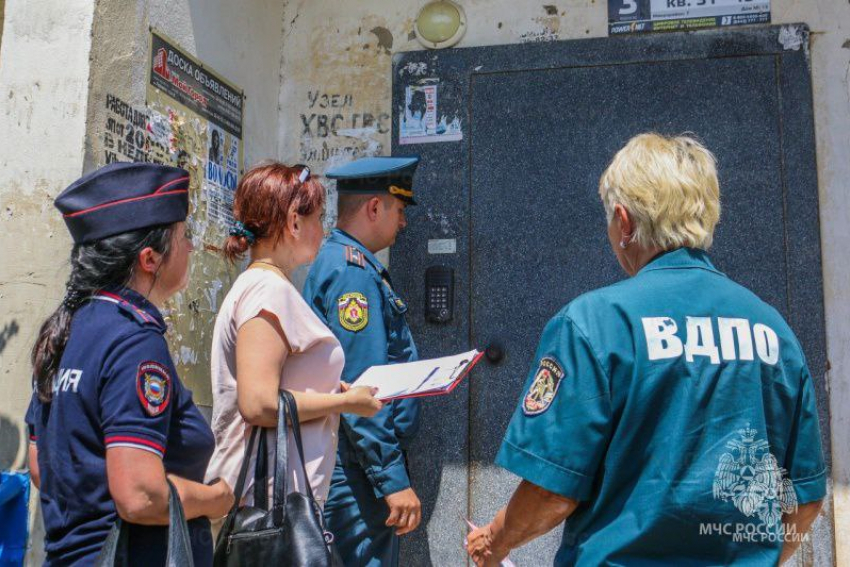 Волжские сотрудники МЧС России напомнили социально незащищенным семьям о правилах пожарной безопасности