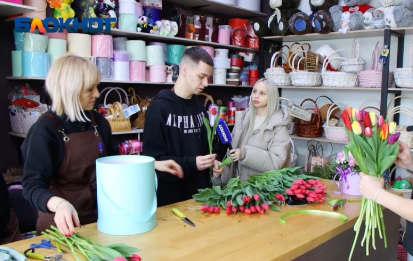 Где самые дешевые цветы в Волжском и как флористы готовятся к 8 марта – в репортаже от Блокнота