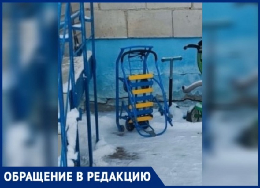 В Волжском разыскивают ребят, укравших санки у малыша