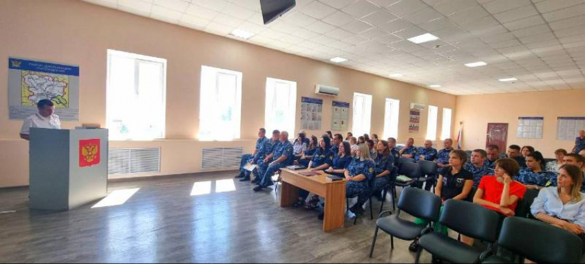 Чтобы не встретиться снова: ГИБДД Волжского провела разговор с заключенными о безопасности на дорогах