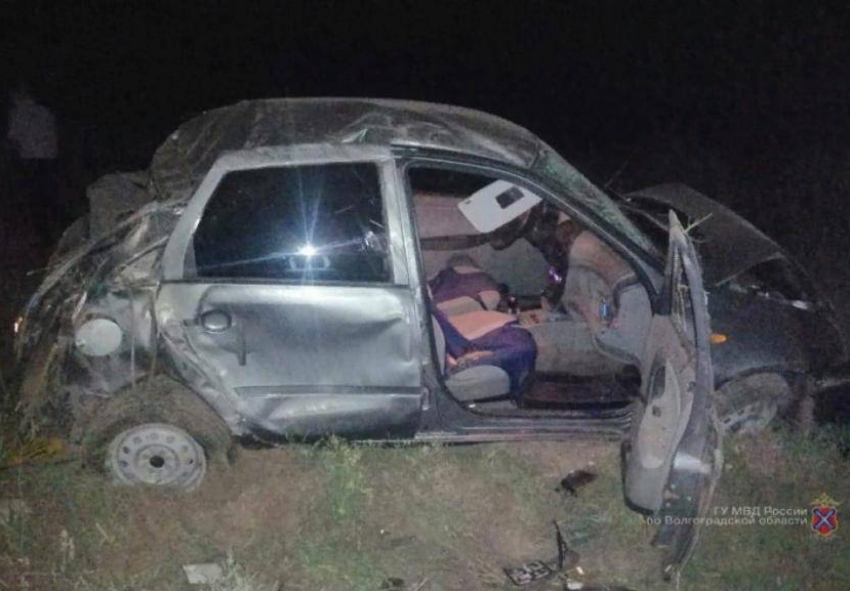 Под Волжским в кювет опрокинулся автомобиль: водитель погиб до приезда скорой