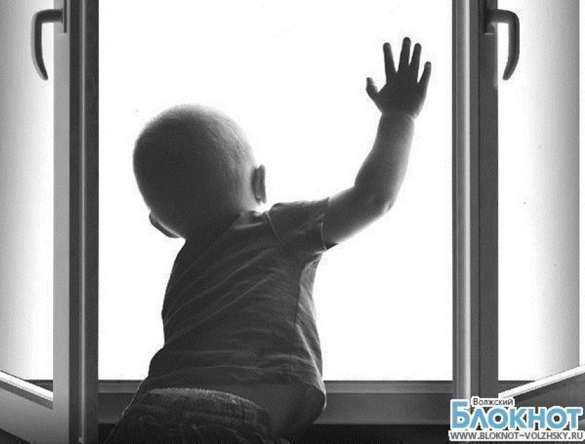 В Волгоградской области двухлетний малыш выпал из окна