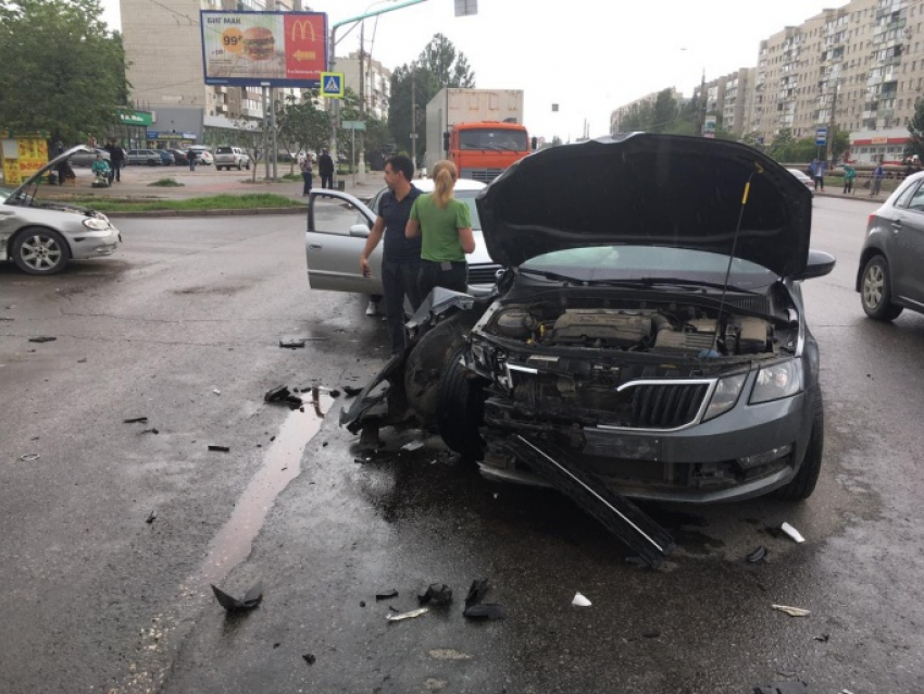 Чудом избежали трагедии: три автомобиля разбились в Волгограде 