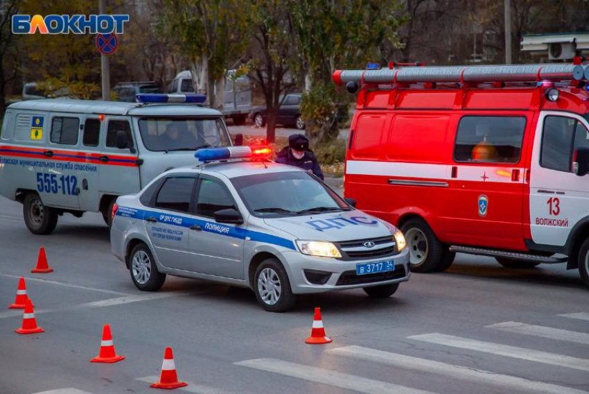 Огромная пробка образовалась из-за аварии с КАМАЗом, зерновозом и «Мерседес» в Волжском